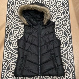 GAP ❄️ Women’s Puffer Vest with Hood - Medium - Faux Fir Trim